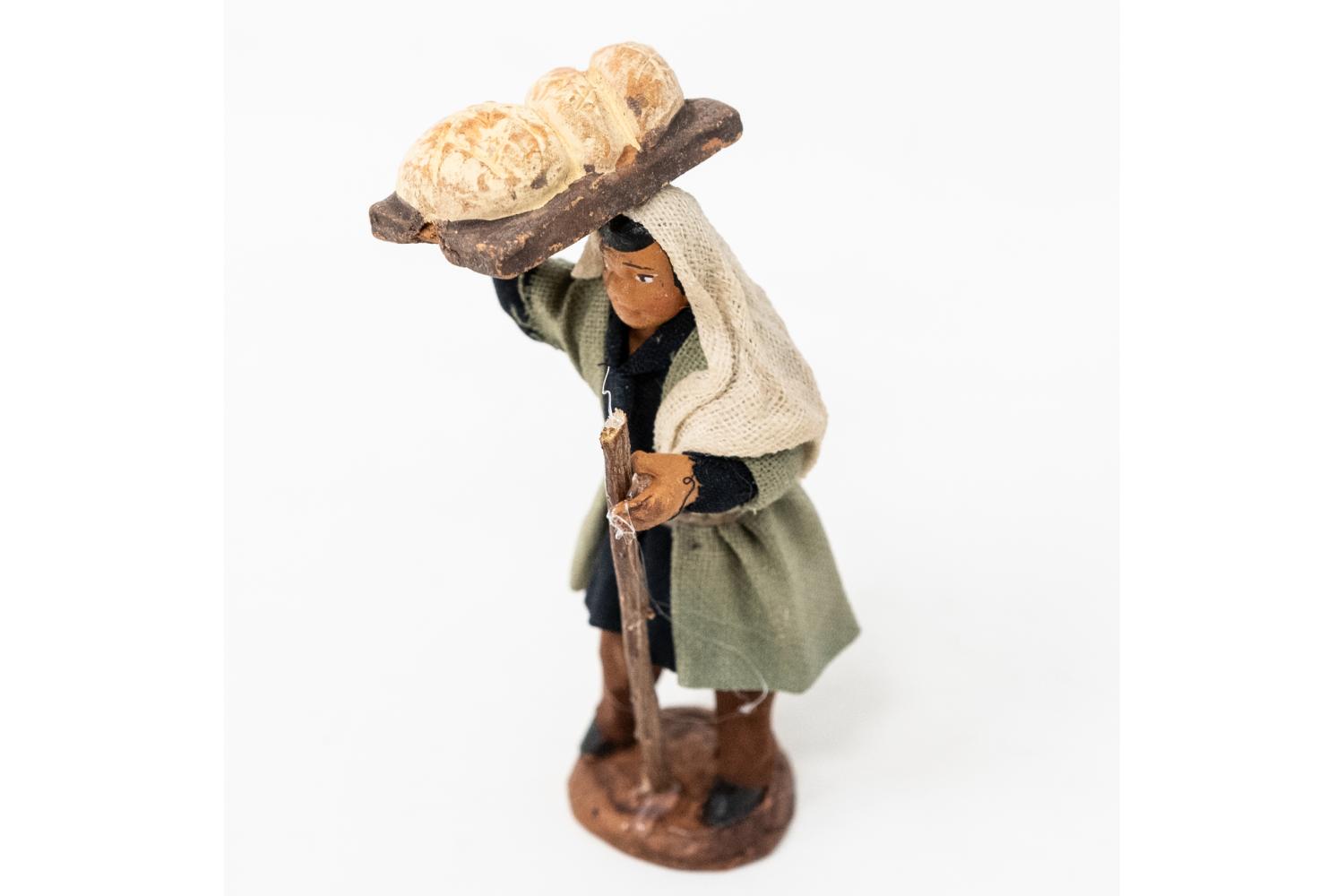  Uomo con tagliere di pane e bastone - Fisse Vestite - 7 cm